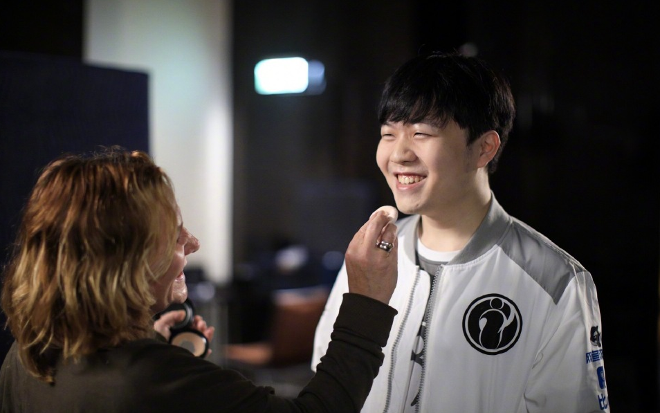 JackeyLove意外战胜公牛,最后时刻胜出引爆全场!热度持续攀升(五星上将麦克阿瑟是什么梗) JackeyLove意外战胜公牛,最后时刻胜出引爆全场!热度持续攀升(五星上将麦克阿瑟是什么梗)