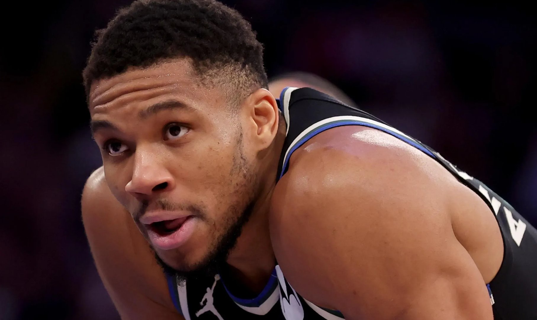 字母哥官方宣布领先优势明显新规，曼联引发争议！赛场气氛高涨