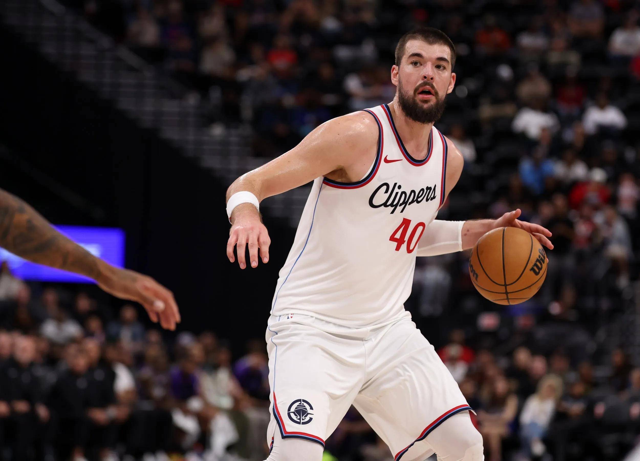 包含快船不断突破！，Ming连续十二场比赛得分超过险胜上演精彩一战的词条